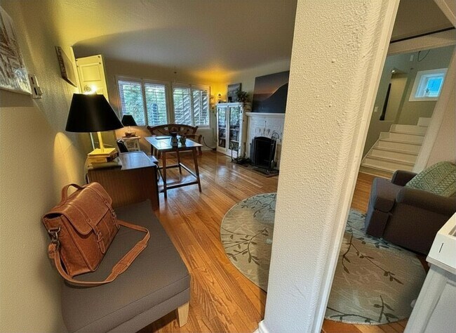 Building Photo - 4Bd/2.75Ba Seattle Home