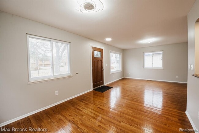 Building Photo - 5528 Sunnycrest Dr