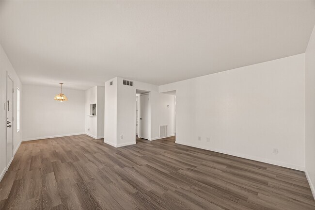 Building Photo - 5550 N Braeswood Blvd