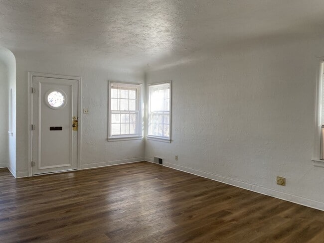 Building Photo - 2 Bed / 2 Bath Home - Close to UNC