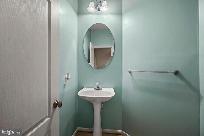 Building Photo - 735 Parev Way