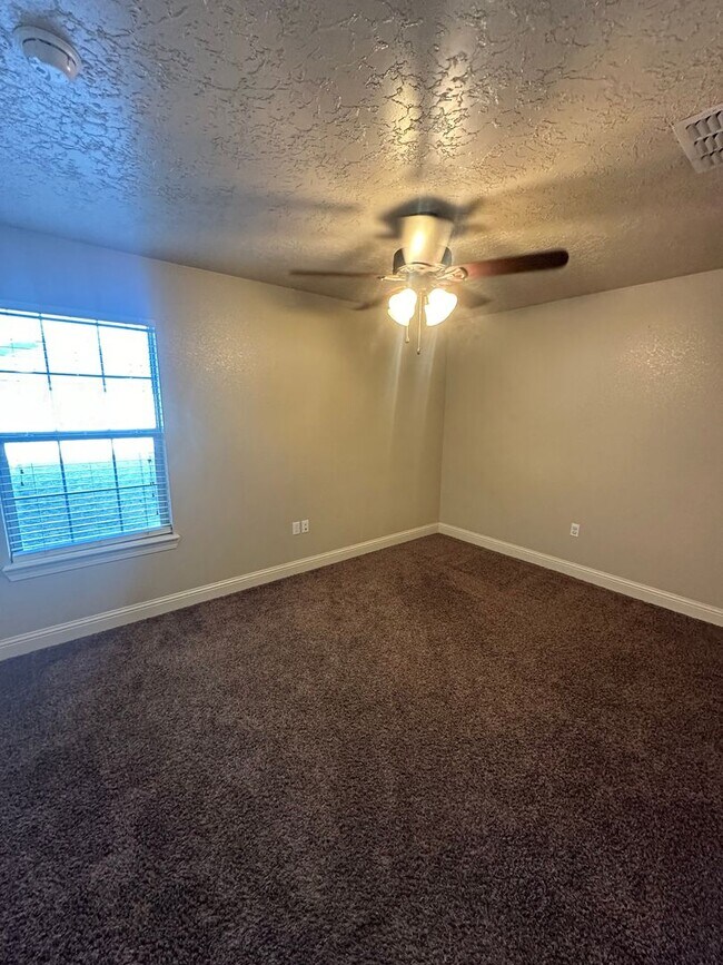 Building Photo - Stunning 4 Bed Home! 3 Car garage ! Mesa School District!
