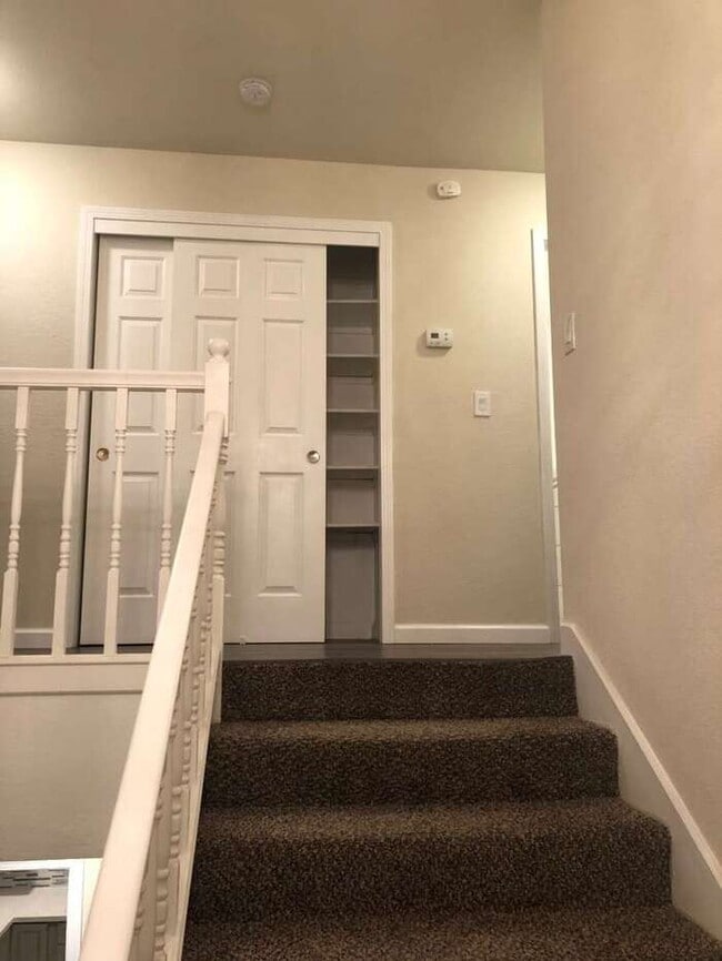 Building Photo - Tracy Gorgeous Renovated 4 Bedroom 2.5 Bat...