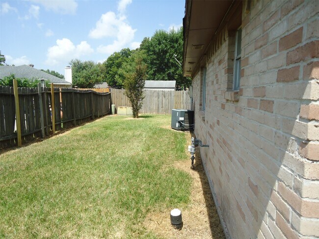 Building Photo - 18719 Lippizaner Dr