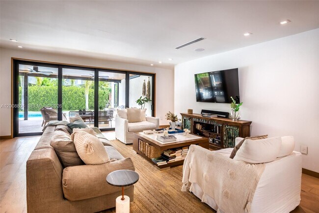 Building Photo - 115 SW 23rd Rd