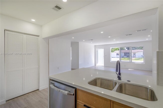 Building Photo - 6371 Scott St