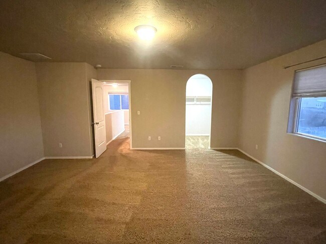 Building Photo - Charming Very Spacious 2-Story Home for Rent in Pasco, WA – Ideal Location Off Road 68!