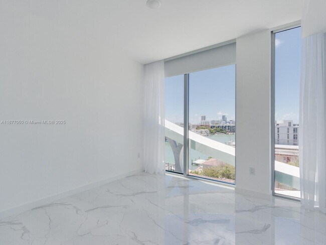 Building Photo - 8425 Crespi Blvd