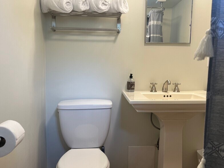 Building Photo - 414 S Commercial St