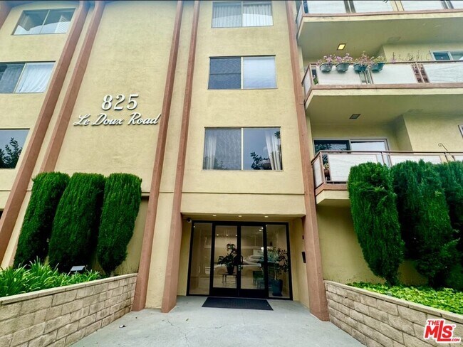 Building Photo - 825 Le Doux Rd