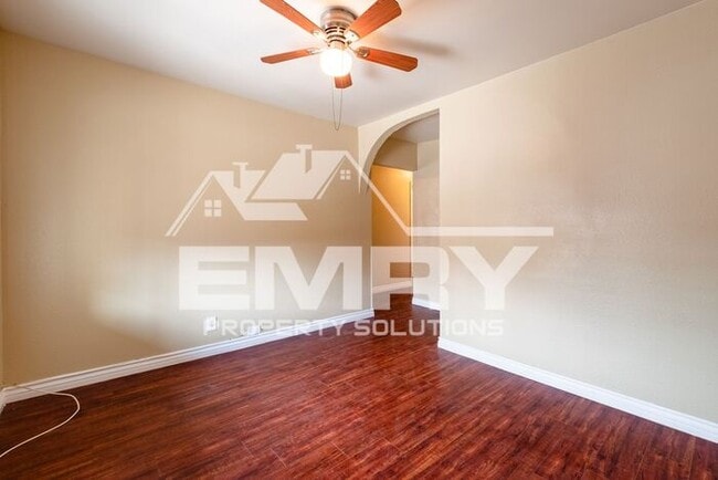 Building Photo - 2 Bed 1 Bath Unit for Rent in East Los Angeles Parking Available