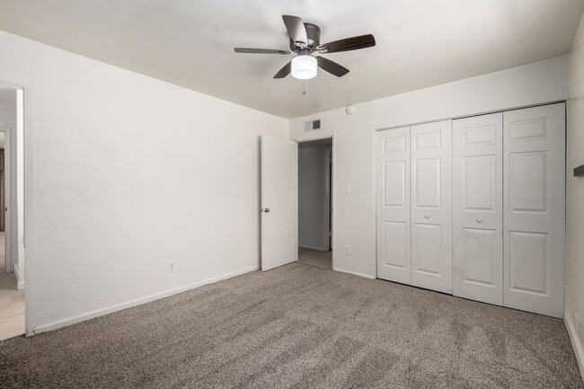 Building Photo - South Scottsdale Charmer! 4 bed + Office, ...