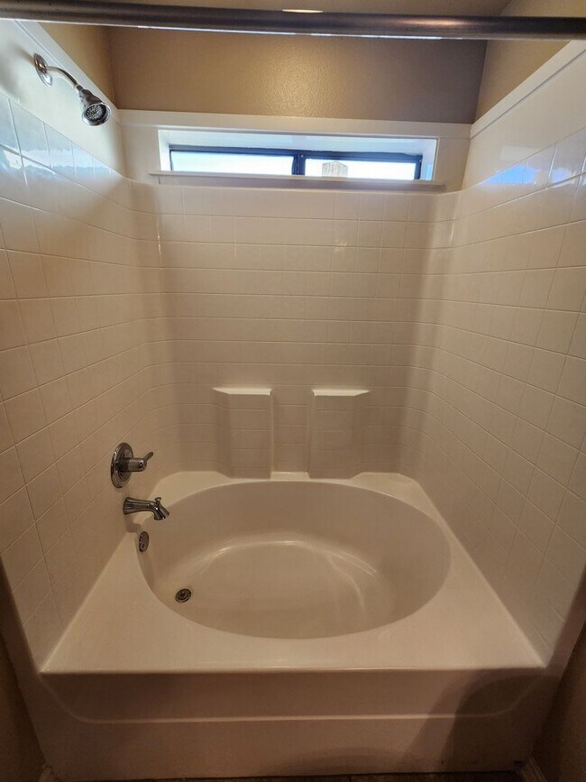Building Photo - Beautiful 3 bed/2 bath Duplex off of Bunny...