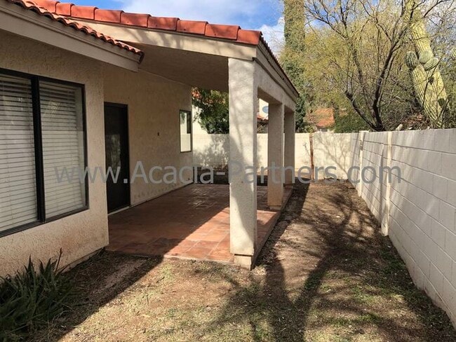 Building Photo - Three Bedroom/Two Bath Home