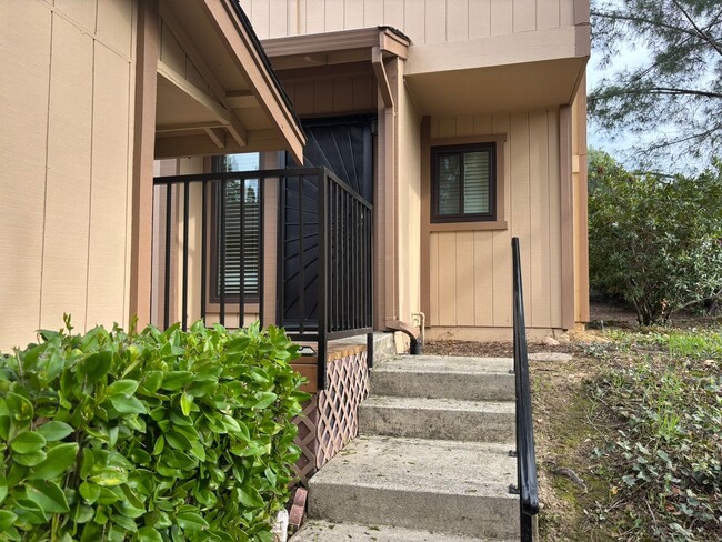 Building Photo - Well maintained 2 bed/2.5 bath townhome in...