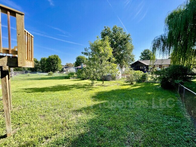 Building Photo - 905 SW Foxtail Dr