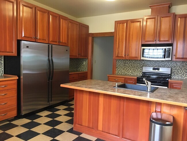 Building Photo - Northwest Gem: Spacious 4 Bedroom, 2 Bath Bungalow