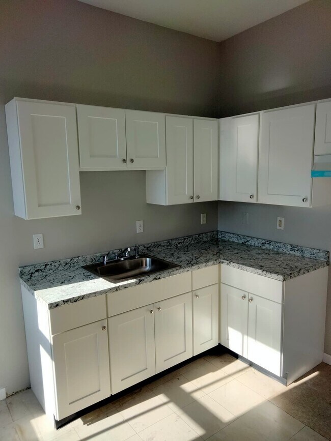 Building Photo - 588-612-612 E Main St