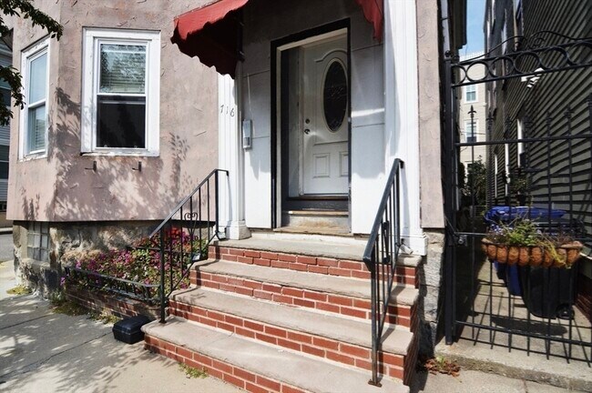 Building Photo - 716 E 7th St