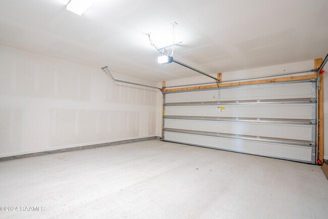 Building Photo - 407 Broussard Hl Dr