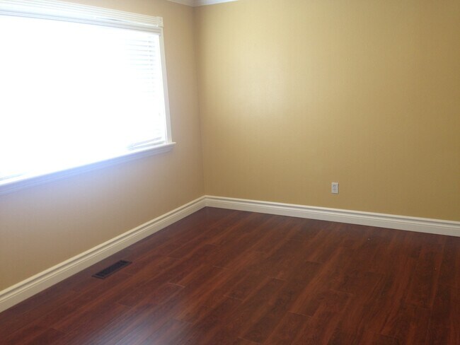 Building Photo - Holladay T/Home in Beautiful Garden Setting