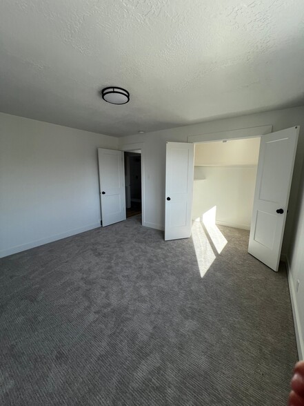 Building Photo - 1005 E Platinum Way