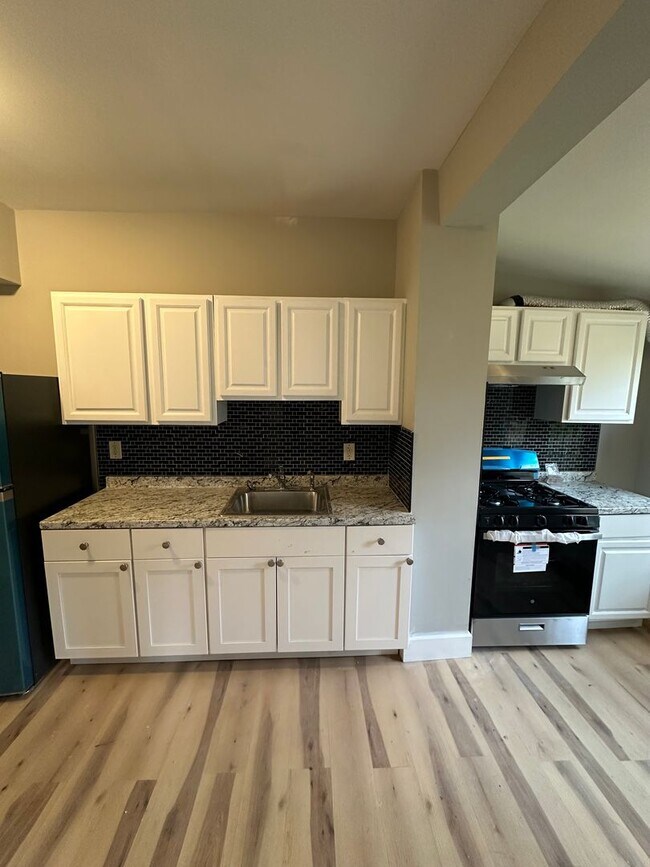 Building Photo - Beautifully Renovated 3-Bedroom Twin Home ...