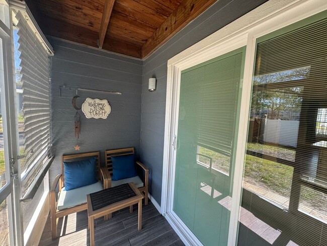 Building Photo - Charming 2-Bedroom Condo with Pool Access & Water Included – Prime Orlando Location