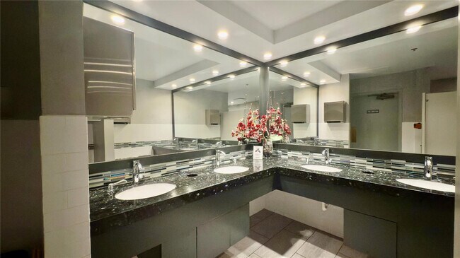 Building Photo - 9340 Lagoon Pl