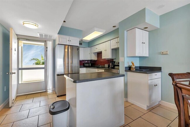 Building Photo - 1500 Park Beach Cir