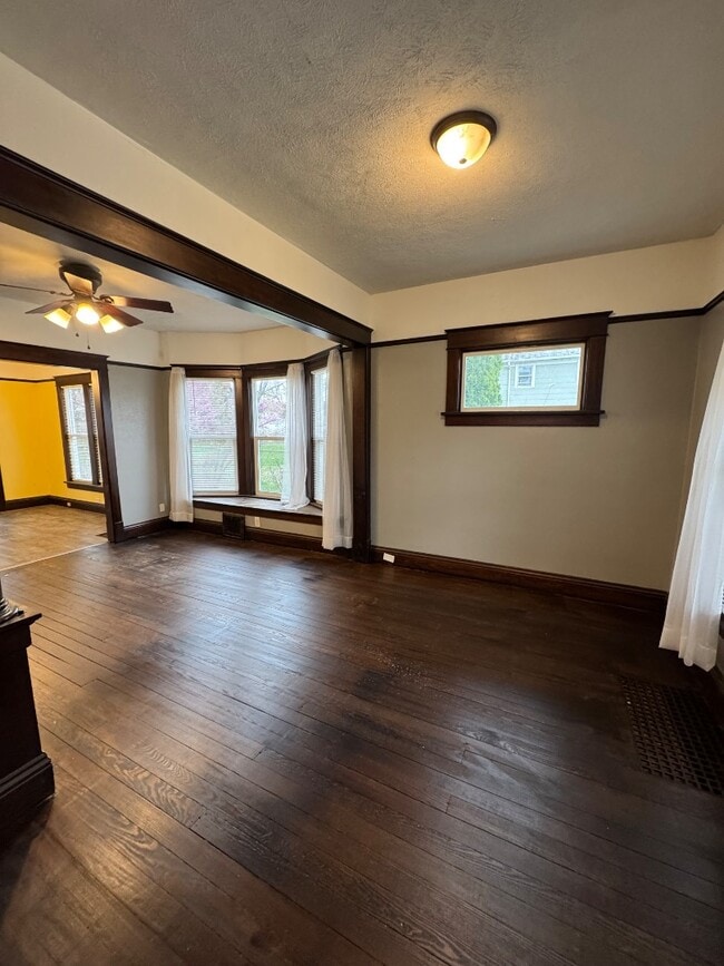 Building Photo - 536 W 4th St