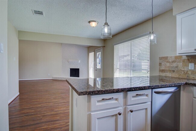 Building Photo - 3038 Mosby Dr