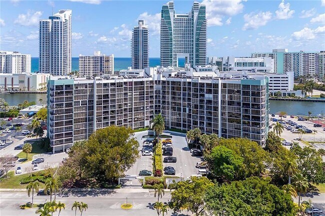 Building Photo - 400 Leslie Dr