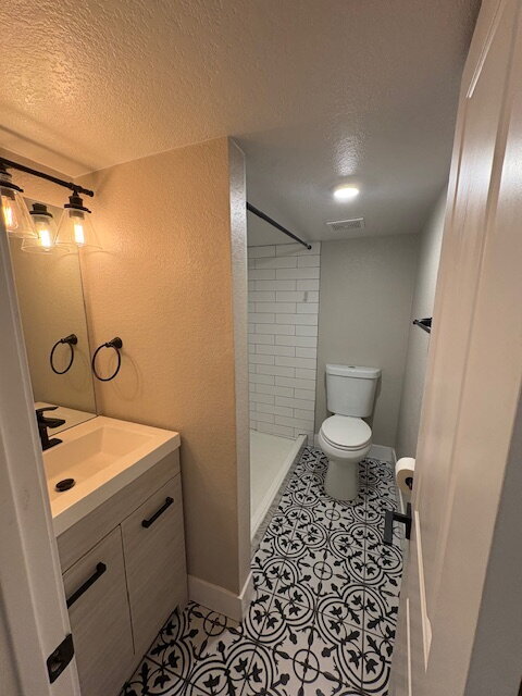 Building Photo - One-Bed Ground Floor Apartment - Edgewater...