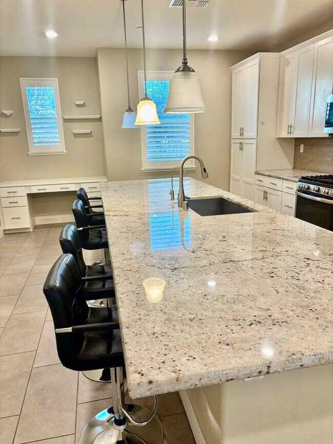 Building Photo - Must see beautiful and large Townhome in Dublin- Close to Everything!