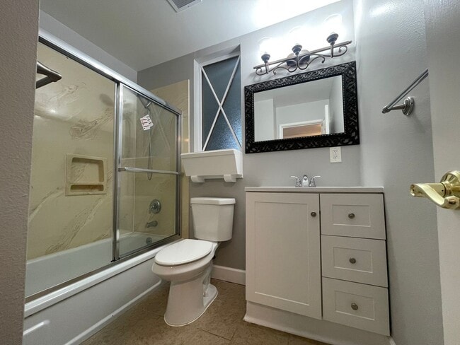 Building Photo - Beautiful Three Bedroom Two Bathroom Home