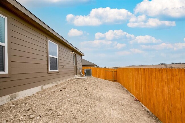 Building Photo - 617 Riverdale Dr