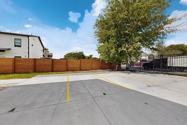 Building Photo - 6909 Wentworth Dr