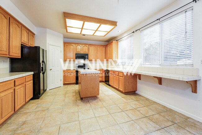 Building Photo - Spacious 4 Bedroom Home in Desirable Neighborhood