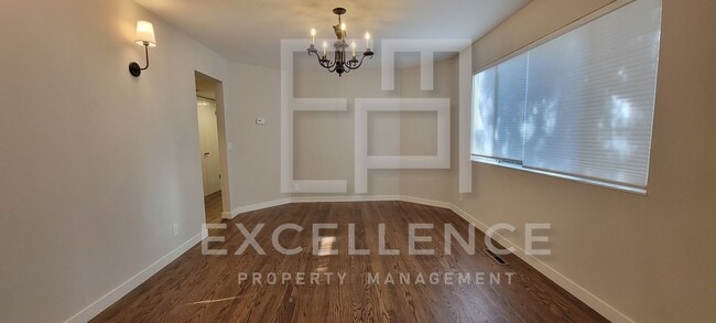 Building Photo - Spacious 5/3 Home With Fully Updated Kitchen, Over 2500SF of Space, Pets Negotiable