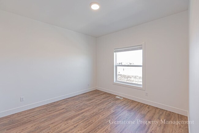 Building Photo - END UNIT - Darling 3 Bed 2.5 bath townhome in Sugar City, ID