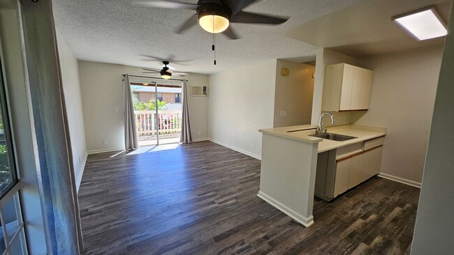 Building Photo - Pet Friendly Upstairs 2/1.5-bedroom North ...