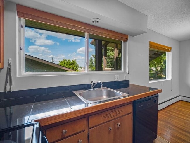 Building Photo - Modern Comfort: 1-Bedroom Apartment with B...