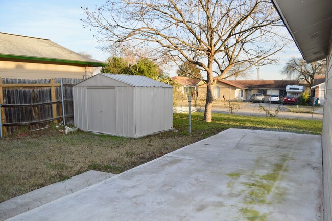 Building Photo - Remodeled 3 bed 2 bath home off Nacogdoches!