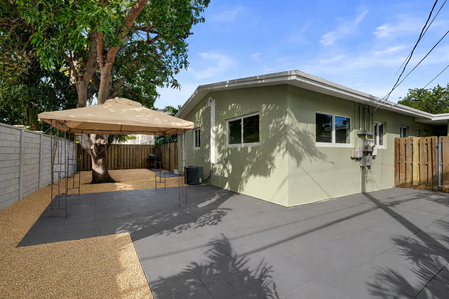 Building Photo - 3033 NE 20th Ter