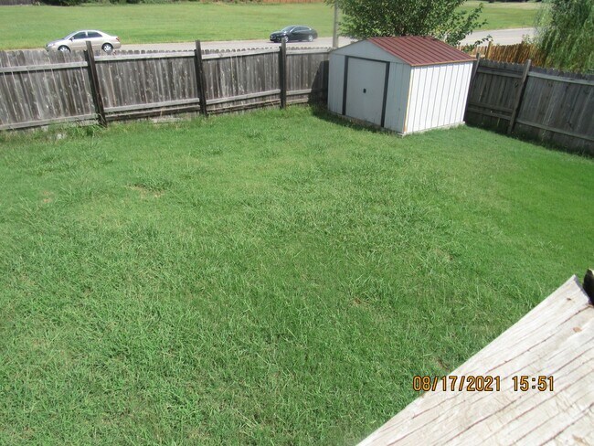 Building Photo - Great Home located close to shopping, rest...