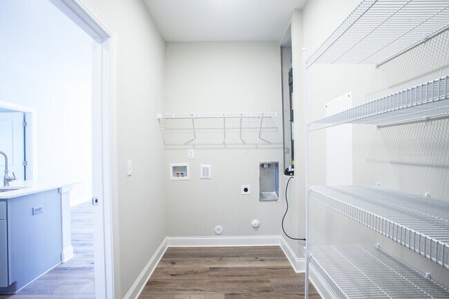 Building Photo - 2BR/2BA - Beautiful condo on River Road - ...