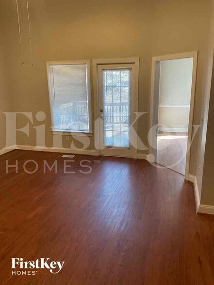 Building Photo - 811 Willow Ln