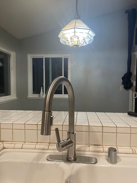 Building Photo - 1960 Seasons Way