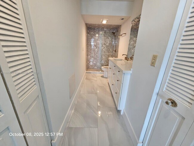 Building Photo - 500 Bayview Dr
